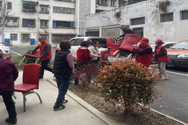 我為群眾辦實(shí)事||黨建引領(lǐng)送溫暖，愛(ài)心座椅進(jìn)社區(qū)